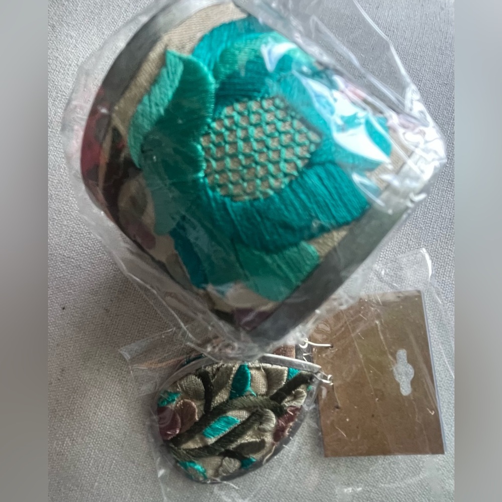 NWT Zad Handmade Floral Embroidered SET of Earrings and Bracelet Made in India - Picture 4 of 13